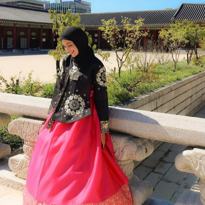 <p>Shireen Sungkar sedang berlibur ke Korea Selatan, Bunda. Bersama temannya, Bunda 3 anak ini menghabiskan waktu untuk kuliner makanan lokal hingga berkunjung ke beberapa lokasi wisata terkenal. (Foto: Instagram @shireensungkar)<br /><br /><br /></p>