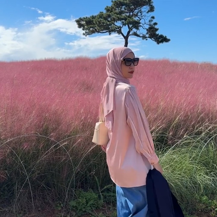 <p>Unggahan Shireen juga menuai beragam pujian, Bunda. Tak hanya menyebut ia cantik dalam balutan hanbok, juga memuji potretnya ketika di padang rumput pink di sana. <em>"</em><em>MasyaAllah</em> pemandangan nya cantik orngnya juga cantik," ujar @khoi****.(Foto: Instagram @shireensungkar)</p>