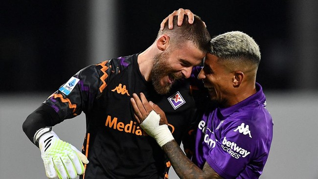 Kiper Fiorentina David De Gea tak mau dipuja-puja usai berhasil menepis dua penalti AC Milan di Liga Italia, Senin (7/10) dini hari WIB.