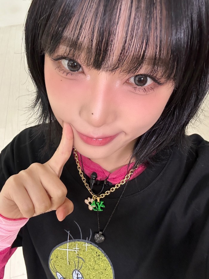 Solois Korea yang bisa bermain gitar ini ternyata pernah mengidap kanker kelenjar getah bening atau limfoma ketika ia masih kecil. Untuk membayar biaya pengobatan, kedua orang tua Yena bahkan harus berjualan kimbab setiap pagi./ Foto: x.com/YENA_OFFICIAL