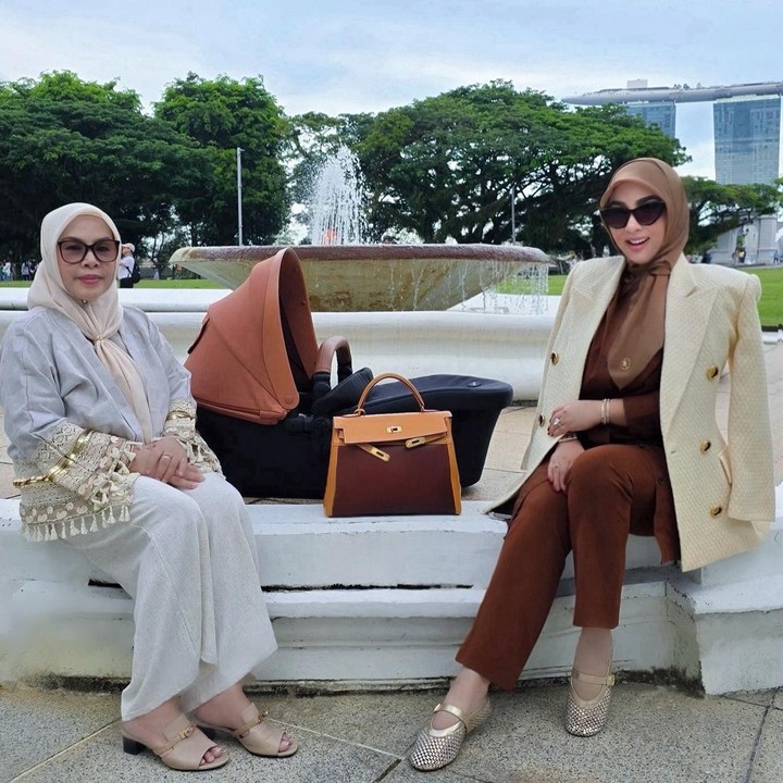 <p>Gaya Syahrini ketika sedang jalan-jalan bersama sang putri juga sangat elegan, Bunda. Ia memakai <em>blazer</em> warna krem yang dipadukan bersama <em>trousers</em> dan <em>inner</em> warna cokelat. Ia juga melengkapi penampilannya dengan tas mewah berwarna senada. (Foto: Instagram @princessyahrini)</p>