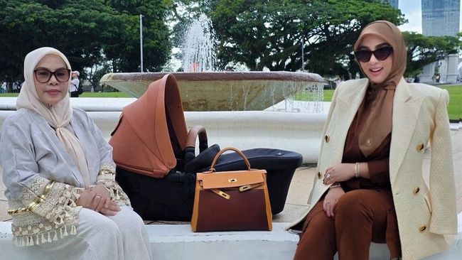 5 pictures of Syahrini traveling with Baby R and his mother, her style is on point