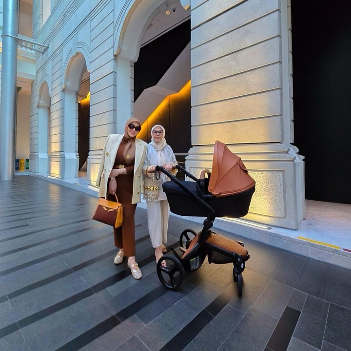 <p><em>"Strolling with our sunshine</em> (Jalan-jalan bersama putri kesayangan kami)," tulis Syahrini dalam unggahan fotonya. (Foto: Instagram @princessyahrini)</p>