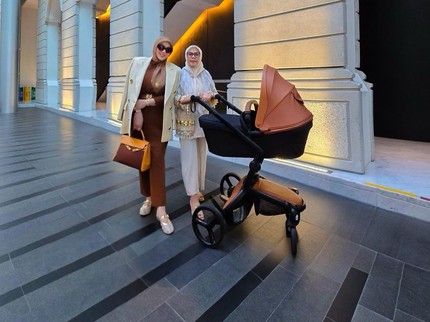 5 Potret Syahrini & Ibunda Ajak Baby R Jalan-jalan, Gayanya Elegan Bun