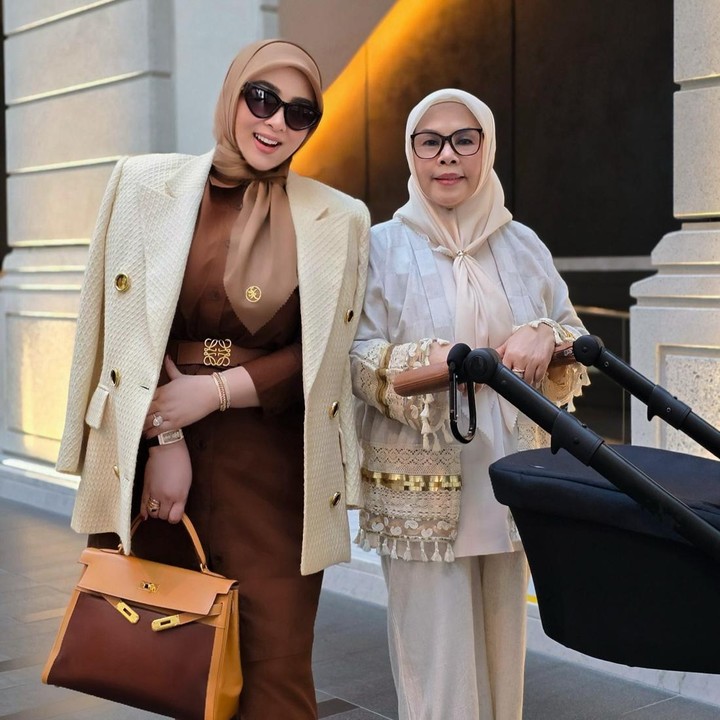 <p>Tak sendiri, Syahrini juga ditemani oleh ibunda tercinta, Wati Nurhayati. Wati tampak bahagia saat momong cucunya, nih. (Foto: Instagram @princessyahrini)</p>