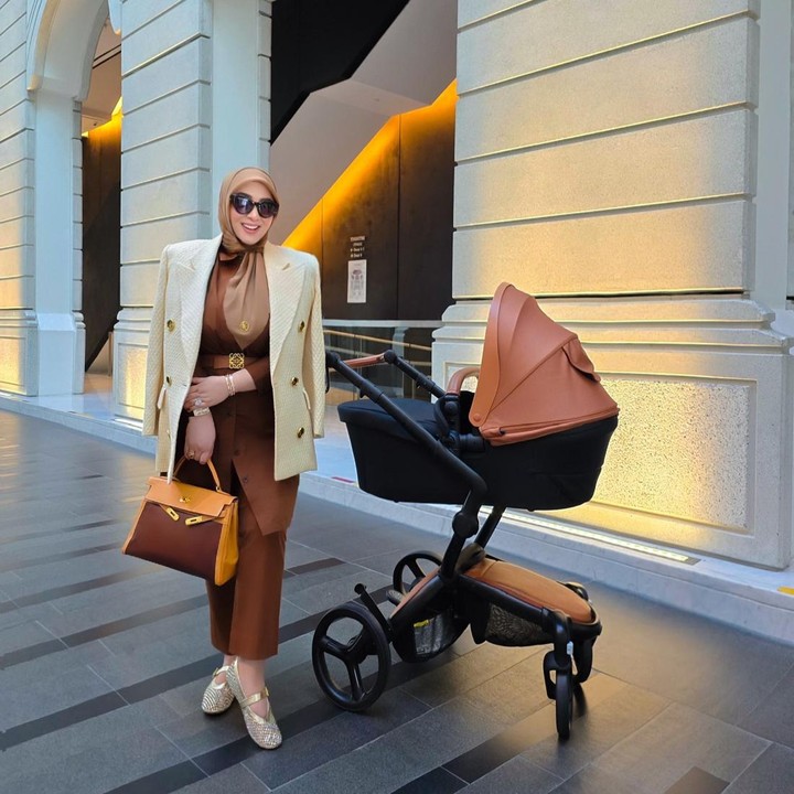 <p>Baru-baru ini, ia membagikan momen ketika sedang menikmati waktu luang bersama Si Kecil. Ia mengajak Baby R jalan-jalan menggunakan <em>stroller.</em> (Foto: Instagram @princessyahrini)</p>