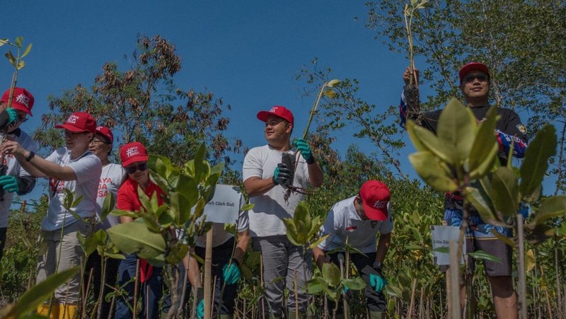Komunitas lingkungan Tukad Mati Lestari bersama Pemerintah Provinsi Bali dan Sampoerna Retail Community menggelar aksi nyata untuk bumi menanam 1.111 bibit