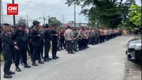 VIDEO: Polisi Gelar Rekonstruksi Pembunuhan Nia Penjual Gorengan