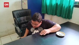 VIDEO: Camat Ngumpet di Bawah Meja Ketahuan Simpen Ratusan APK Paslon