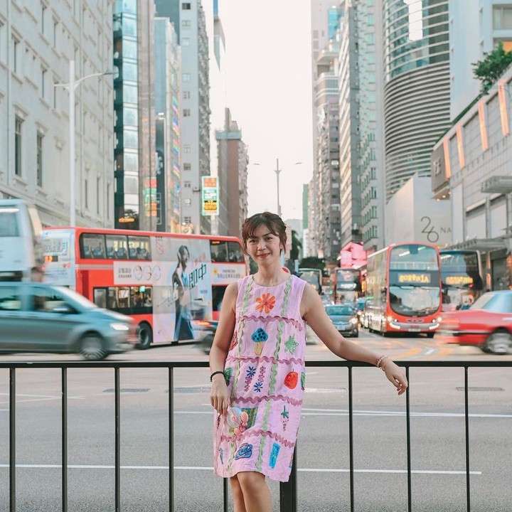 <p>Masih dengan warna serupa dengan gaya berbeda, penampilan Tyara dalam <em>sleeveless dress</em> berikut ini juga tak kalah anggun, ya? Ditambah dengan rambut yang diikat memamerkan leher, Tyara bahkan disebut bak anak SMP oleh netizen, nih. "Keliatan masih kaya anak SMP. Awet muda bgt," tulis @dhik****.(Foto: Instagram @tyararenata)<br /><br /><br /></p>