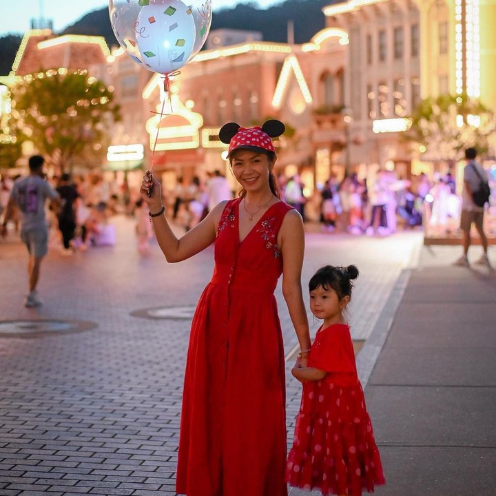 <p>Lewat Instagram, Tyara terlihat kerap menghabiskan waktunya untuk liburan bersama teman dan keluarga, berikut ini ketika ia mengabadikan momen bareng Si Kecil. Keduanya tampil manis dengan <em>long dress</em> warna senada yakni merah. (Foto: Instagram @tyararenata)<br /><br /><br /></p>