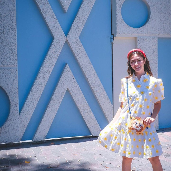 <p>Terakhir dan tak kalah manis, yakni potret berikut. Tyara terlihat <em>fresh</em> dengan <em>dress</em> putih motif bunga kuning selutut, nih. Mengenakan bando dan <em>sling bag</em> karakter kartun, Tyara terlihat <em>cheerfull,</em> ya? (Foto: Instagram @tyararenata)</p>