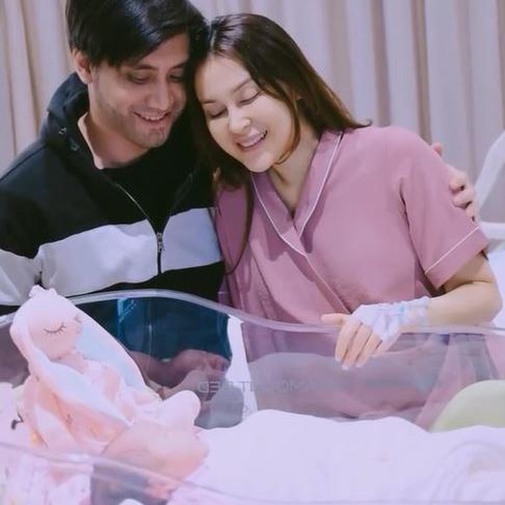 <p>Istri musisi Kevin Aprilio, Vicy Melanie, baru saja melahirkan anak pertamanya yang berjenis kelamin perempuan. Anak pertama Kevin dan Vicy ini lahir pada Sabtu, 5 Oktober 2024 di RS Premier Bintaro, Tangerang. (Foto: Nafas Pertama via Instagram @vicymelanie)</p>