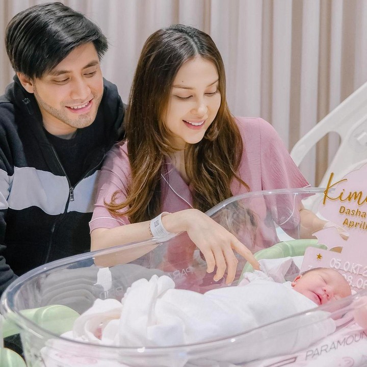 <p>Pada 5 Oktober 2024, anak pertama Kevin dan Vicy lahir. Pasangan ini memberikan nama Kimova Dasha Aprilio untuk anak pertama mereka yang berjenis kelamin perempuan. Baby Kimova lahir dengan berat 3,2 kilogram (kg) dan panjang 52 sentimeter (cm). "<em>Welcome to the world</em> Kimova Dasha Aprilio," tulis keduanya di media sosial. (Foto: Nafas Pertama via Instagram @vicymelanie)</p>