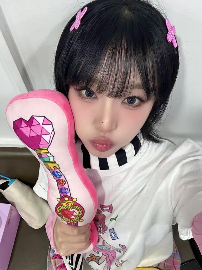 Yena menempuh masa trainee selama 2 tahun 3 bulan di YUE HUA Entertainment sebelum kemudian mengikuti survival show Korea Selatan bertajuk Produce 48 di mana ia terpilih menjadi peserta ke-4 yang masuk dalam final debut line-up./ Foto: x.com/YENA_OFFICIAL