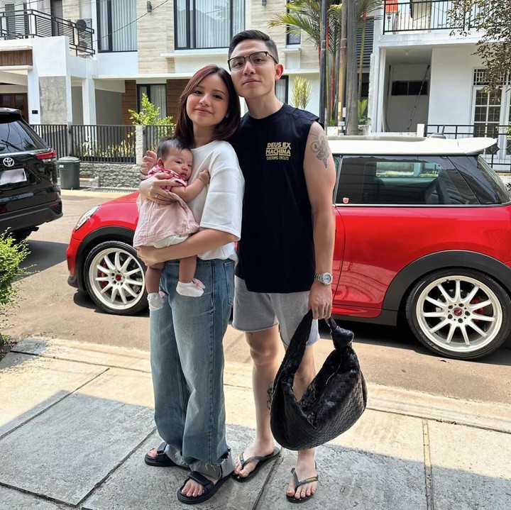 <p>Rumah tangga mereka semakin lengkap dengan kehadiran putri pertama pada 7 Juli 2024. Anak mereka diberi nama yang indah, yakni Gemma Felicya Lourdes Ganessha. (Foto: Instagram @kenjiganessha)</p>