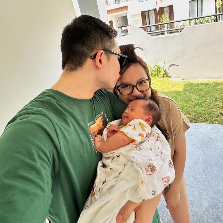 <p>Lewaat media sosial, Anggi dan sang suami sesekali membagikan potret keluarga mereka yang bahagia. Intip saja momen manis mereka bersama Si Kecil. "Selamat hari Minggu dari Bintaro," sapanya. (Foto: Instagram @kenjiganessha)</p>
