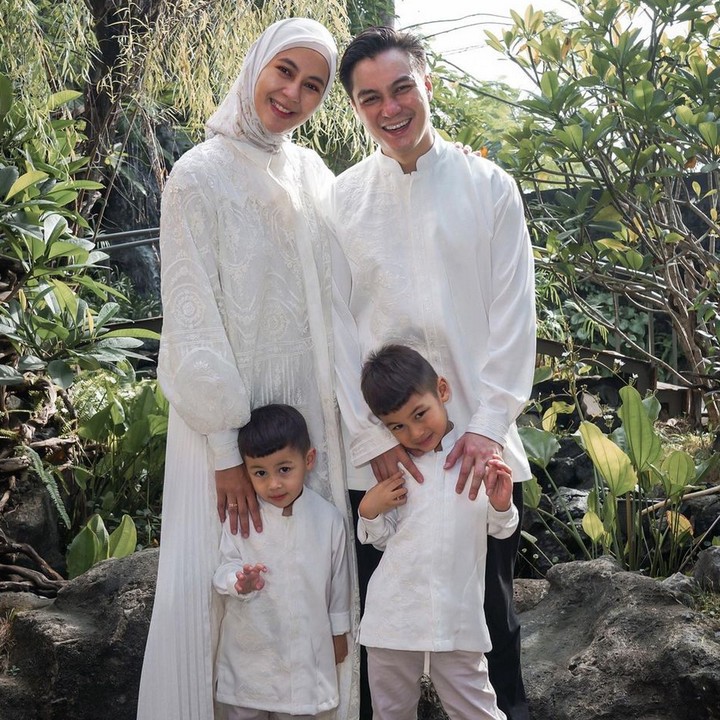 <p>Paula Verhoeven dan Baim Wong juga termasuk salah satu pasangan selebriti yang cerai di 2025. Pengadilan Agama Jakarta Selatan memutus perceraian mereka pada Rabu, (16/4/2025). Dalam putusan cerai, Pengadilan memaparkan tentang nafkah dan hak asuh kedua anak mereka, Kiano dan Kenzo.&nbsp;(Foto: Instagram @paula_verhoeven)</p>