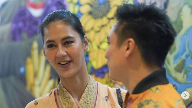 Paula Verhoeven hanya menunduk dan tersenyum ketika ditanyai wartawan tentang Baim Wong usai mengisi acara senam sehat di Serang, Banten.