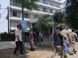 Bawaslu Tertibkan APK Paslon Pilkada Dipaku di Pohon di Lingkar Istana Bogor