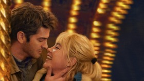 Andrew Garfield Ngaku Adegan Seks dengan Florence Pugh Terlalu Membara