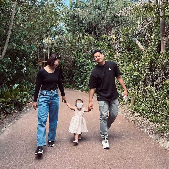 <p>Greysia menikmati suasana alam terbuka bersama suaminya Felix Djimin dan putri semata wayangnya bernama Jessia Selah Djimin. Di sini, Greysia dan sang suami turut mengenang momen keduanya saat 7 tahun yang lalu ke tempat yang sama. (Foto: Instagram @greyspolii dan @felixdjimin)<br /><br /><br /></p>