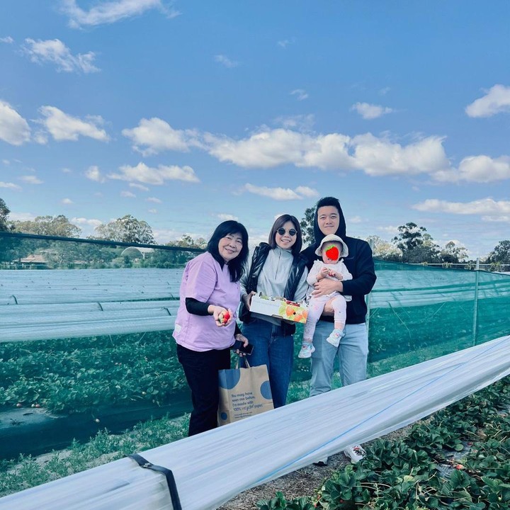 <p>Tak hanya itu, Greysia juga mengajak sang putri ke kebun stroberi. Mantan pebulutangkis Indonesia ini menyebut anaknya sangat menikmati momen di sana. (Foto: Instagram @greyspolii dan @felixdjimin)<br /><br /><br /></p>