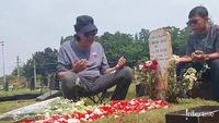 Ikang Fawzi Ziarah Ke Makam Marissa Haque Di Hari Ke-7