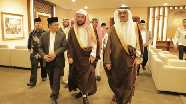 Imam Besar Masjid Nabawi Syekh Ahmad bin Ali Al-Hudhaify melakukan kunjungan ke Indonesia selama empat hari dari Selasa (8/10) ini hingga Jumat (11/10).