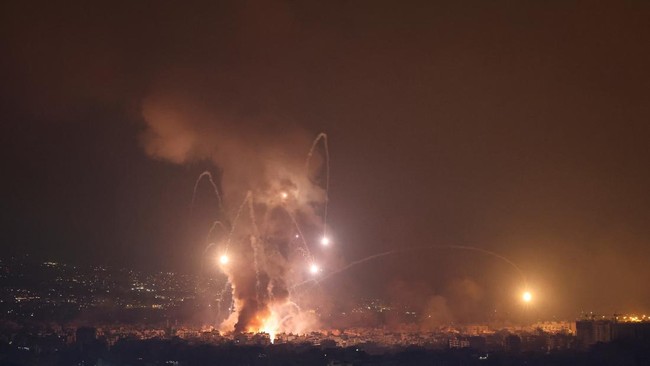 Saling serang Hizbullah dengan Israel masih berlanjut, kelompok milisi Lebanon itu tembak 190 rudal Fadi-1 ke pangkalan Haifa.