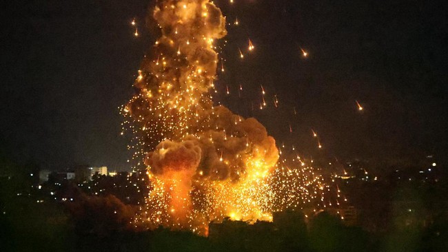 Israel menggempur Lebanon secara membabi buta belakangan ini. Dalam waktu 36 jam atau 1,5 hari mereka meluncurkan nyaris 340 serangan udara.