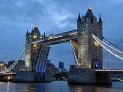 Tower Bridge Dibuka Terlalu Lama, Perjalanan Macet Parah