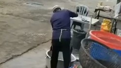 Heboh Video Pegawai Resto Cuci Panci Masak Pakai Sapu