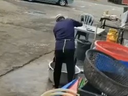 Heboh Video Pegawai Resto Cuci Panci Masak Pakai Sapu