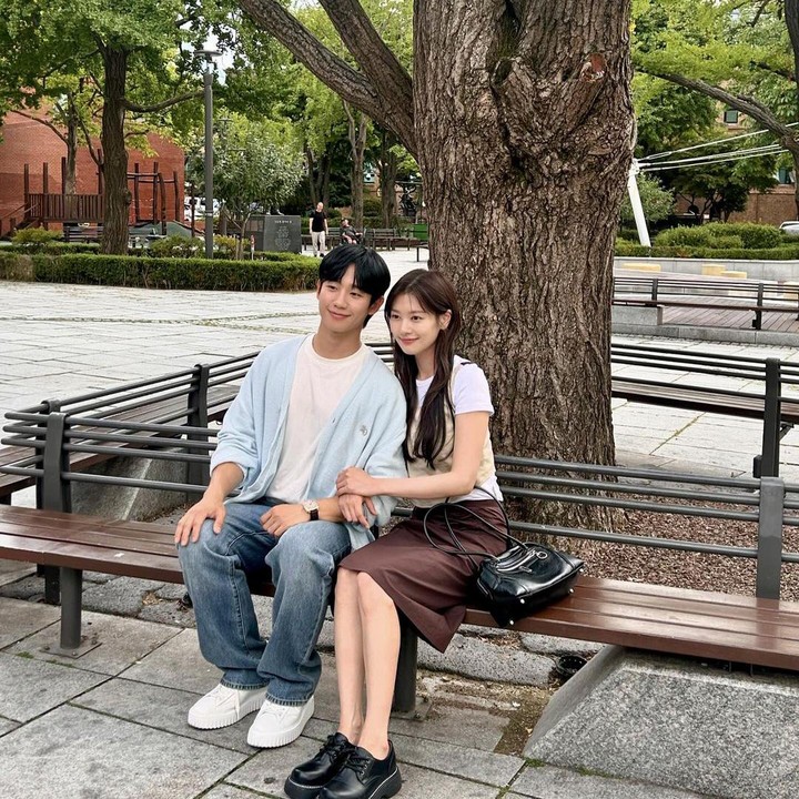 <p>Hal ini lantas membuat netizen menjodohkan keduanya, Bunda. Lewat kolom komentar di Instagram, ada yang menyebut mereka tampak serasi jika menjadi pasangan sesungguhnya di dunia nyata. "Kalian berdua terlihat serasi saat berama," tulis akun @rili****.(Foto: Instagram @somin_jj dan @holyhaein)<br /><br /><br /></p>