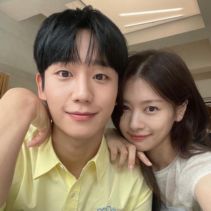 <p>Jung So Min dan Jung Hae dipasangkan dalam serial <em>Love Next Door</em>, Bunda. Dalam tayang tersebut, keduanya menunjukkan <em>chemistry</em> yang manis. (Foto: Instagram @somin_jj dan @holyhaein)<br /><br /><br /></p>