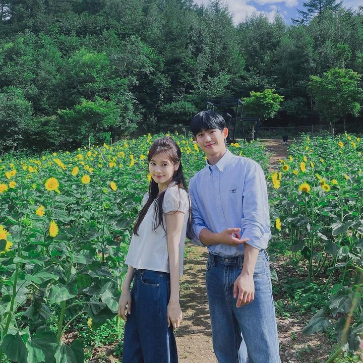 <p>Melihat dukungan dari netizen, Jung Hae In dan Jung So Min pun semakin sering membagikan potret saat di balik layar syuting <em>Love Next Door</em>. Nyatanya, ada banyak momen yang mereka abadikan selama syuting drama tersebut, Bunda. (Foto: Instagram @somin_jj dan @holyhaein)<br /><br /><br /></p>