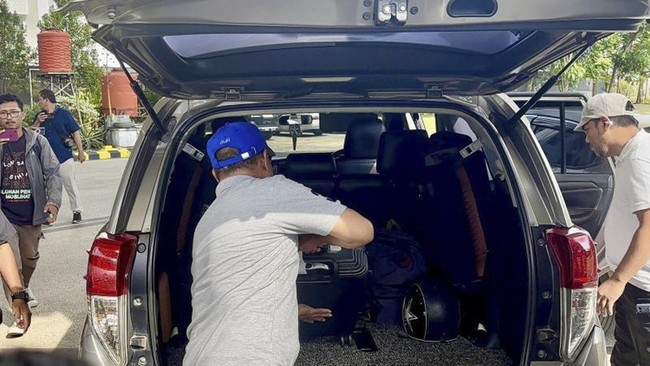 KPK RI membawa satu buah koper usai menggeledah ruang kerja Gubernur Kalsel Sahbirin Noor lebih dari tiga jam terkait OTT dugaan kasus korupsi.