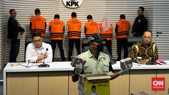 KPK menetapkan total tujuh tersangka kasus dugaan suap dan gratifikasi di lingkungan Pemerintah Provinsi Kalimantan Selatan (Kalsel).