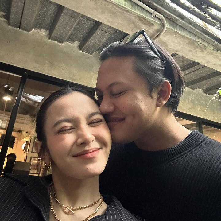 <p>Momen terbaru yang diunggah Rizky Febian saat menghabiskan waktu makan bersama dengan istri tercintanya. Pelantun hits<em> Kesempurnaan Cinta</em> ini pun tak segan mengunggah foto saat mencium Mahalini. (Foto: Instagram @rizkyfbian)</p>