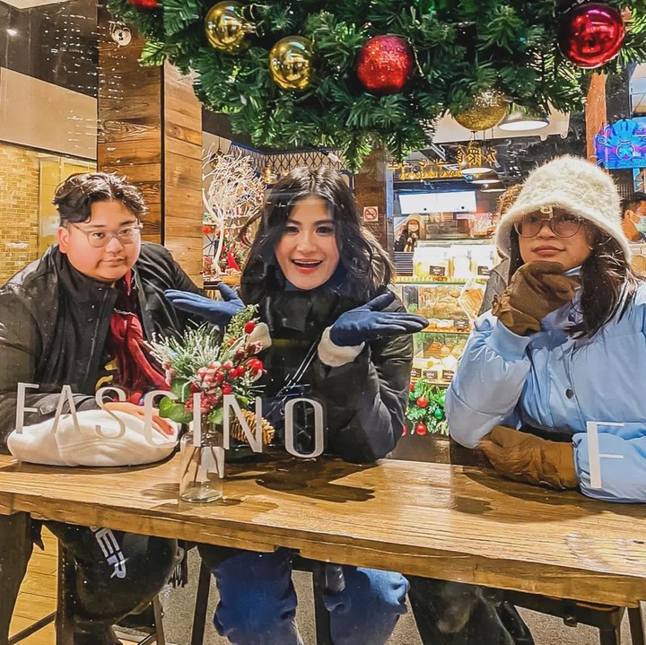 <p>Saat ini, Melisa sudah menjadi Bunda dari dua anak. Anak pertamanya laki-laki, kini sudah tumbuh dewasa. Sedangkan si bungsu, kini menjadi gadis remaja yang tak kalah cantik seperti sang ibunda. (Foto: Instagram @melisa.trisnadi)<br /><br /><br /></p>
