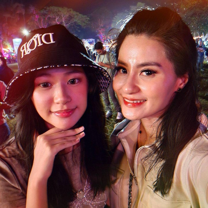 <p>Walau begitu, Melisa masih terlihat cantik dan awet muda. Bahkan, ia dan sang putri tampak seperti ABG dan bersahabat saat nonton konser bareng berikut. Sampai-sampai, ada pula netizen yang menyebut keduanya seperti kakak dan adik. lho "Ini anaknya apa adeknya," tanya akun @erna****.(Foto: Instagram @melisa.trisnadi)<br /><br /><br /></p>