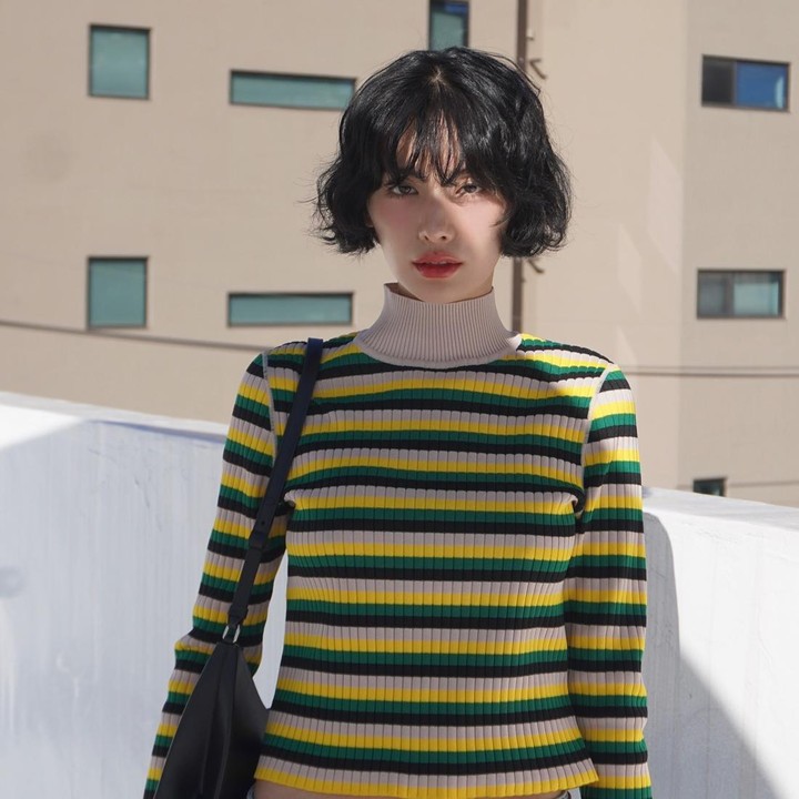 <p>Nana mengejutkan para penggembar ketika tampil <em>stunning</em> dengan rambut pendek. Ia memotong rambutnya hingga mencapai telinga, Bunda. Gaya rambut yang sangat pendek itu cocok dipadukan bersama<em> turtleneck shirt</em>, ya? (Foto: Instagram @jin_a_nana)</p>