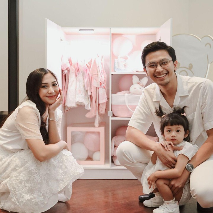 <p>Adik Nikita Willy, Nona Willy, mengadakan pesta sederhana untuk mengungkap jenis kelamin anak keduanya. Pesta <em>gender reveal</em> ini hanya dihadiri oleh keluarga dan teman dekat saja, Bunda. Acara puncak <em>gender reveal</em> adalah saat Nona dan sang suami membuka lemari pakaian bayi. Isi lemari didominasi warna pink yang menandakan ia akan segera dikaruniai anak perempuan lagi. (Foto: Instagram @nonawilly16)</p>