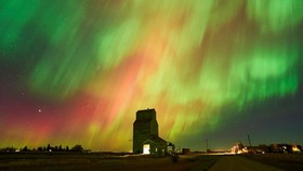 FOTO: Pertunjukan Aurora Borealis di Surga Langit Gelap Kanada