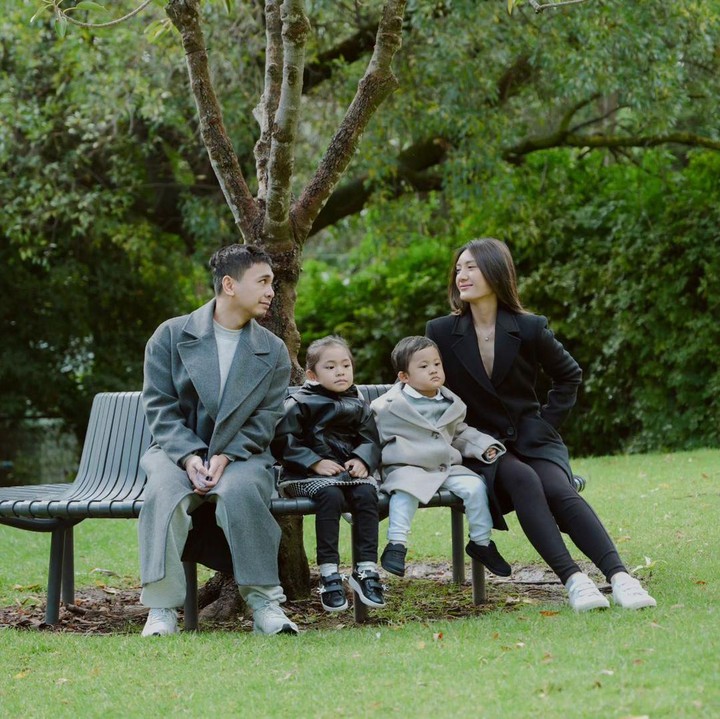 <p>"Sudah mencerminkan gaya emak dan bapaknya banget tuh," ungkap seorang netizen. "Aaaaa, benar-benar versi mini Bang Radit dan Kak Anissa," ujar netizen lainnya. (Foto: Instagram: @raditya_dika)</p>