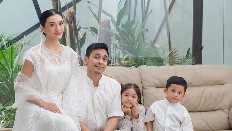Potret Alinea dan Aksara Anak Raditya Dika dan Anissa Aziza Potret Alinea dan Aksara Anak Raditya Dika dan Anissa Aziza