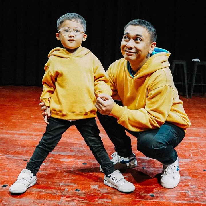 <p>Anak bungsu Raditya Dika memiliki nama yang sangat unik, Bunda. Sesuai dengan profesi sang Ayah yang merupakan seorang penulis, Si Kecil yang kini berusia empat tahun itu diberi nama Aksara Asa Nasution. (Foto: Instagram: @raditya_dika)</p>