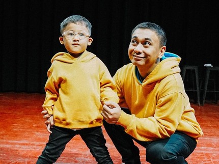 7 Potret Kompaknya Ayah Artis dan Sang Putra, Ada yang Pakai Baju Kembar Bun