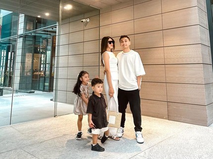 7 Potret Anak-anak Anissa Aziza dan Raditya Dika, Disebut Si Balita Jaksel